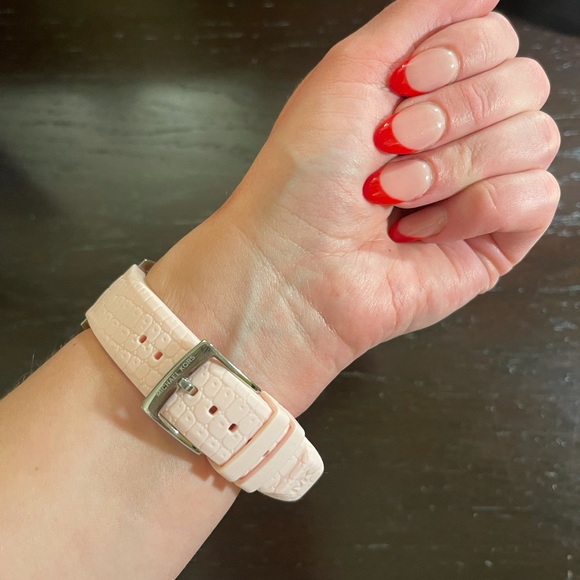 Michael Kors women’s watch with pink rubber band - Picture 3 of 6